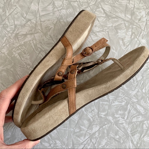 NWOT UGG Flat Thong Sheepskin Halendi Sandals 6 - Picture 6 of 8